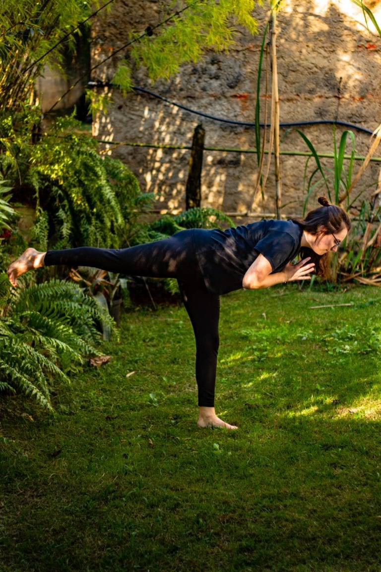 Cours yoga particulier - Asana - posture du guerrier 3, les mains au coeur