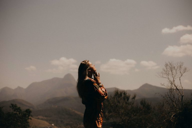 méditation en pleine conscience - femme à l'extérieur les mains en prière