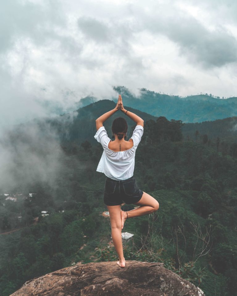 femme en position de l'arbre