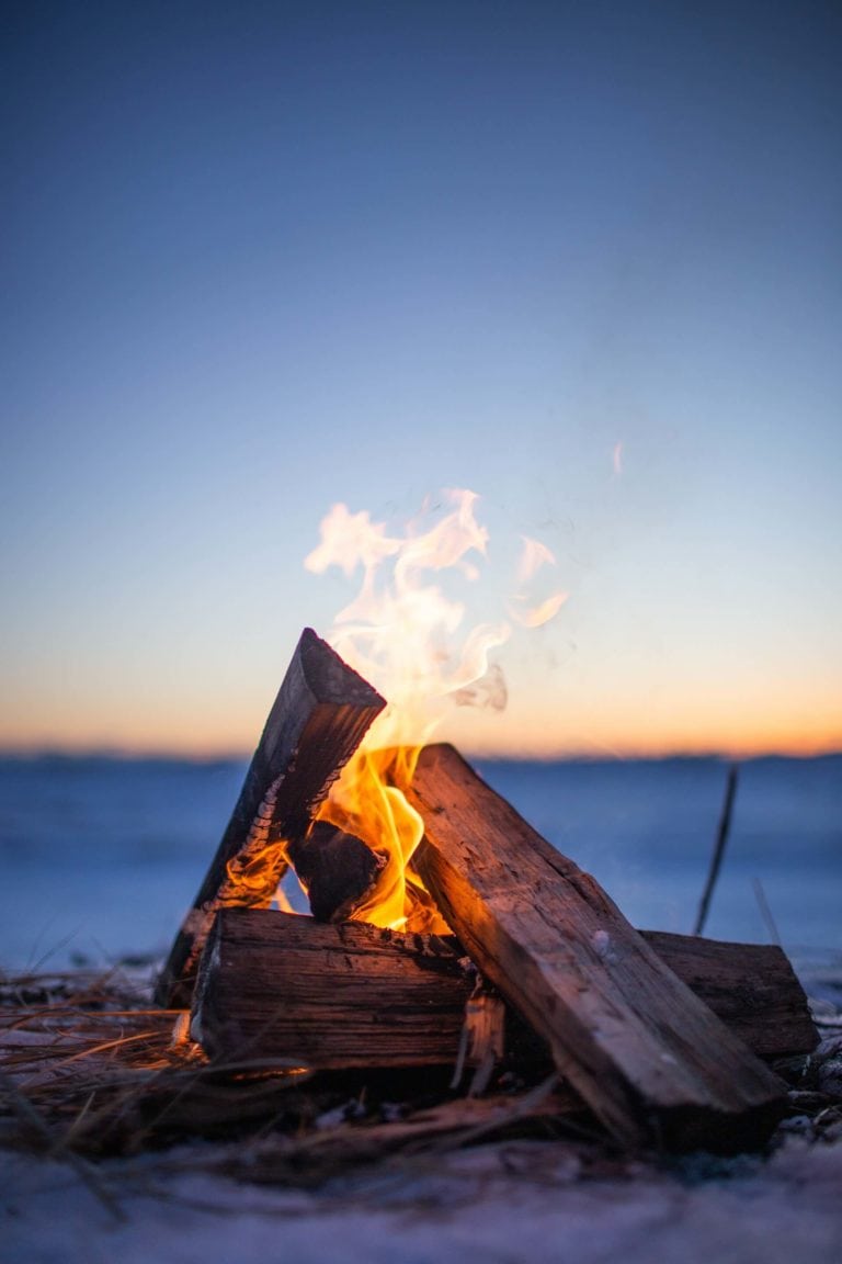 feu de camp prend de l'eau