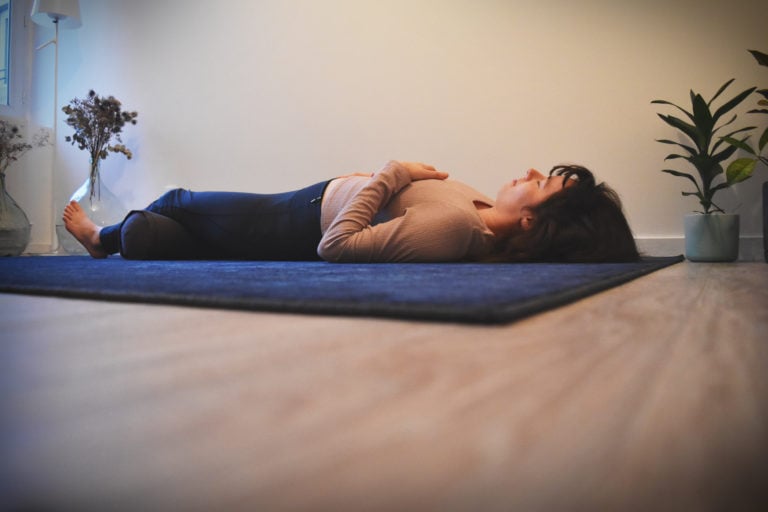 yoga nidra allongé dans savasana