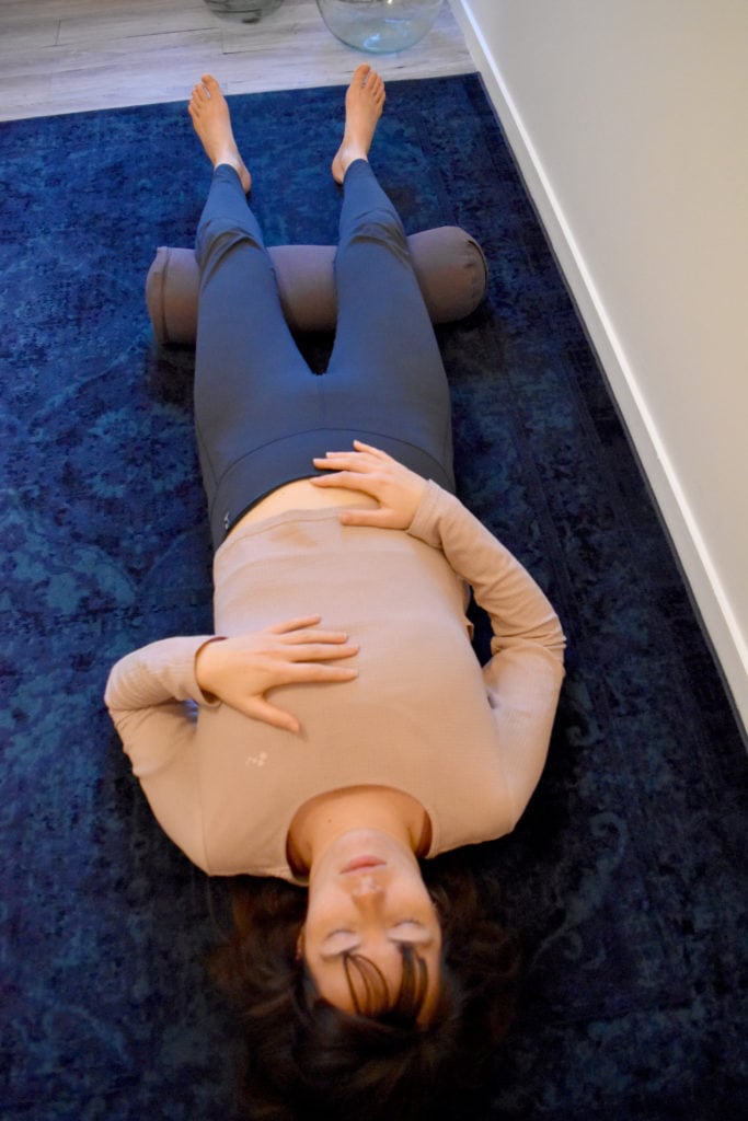 yoga réparateur : savasana avec un bolster