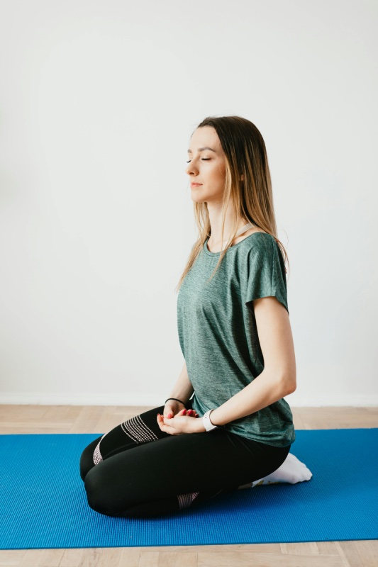 femme en méditation pleine conscience dans la position du héros