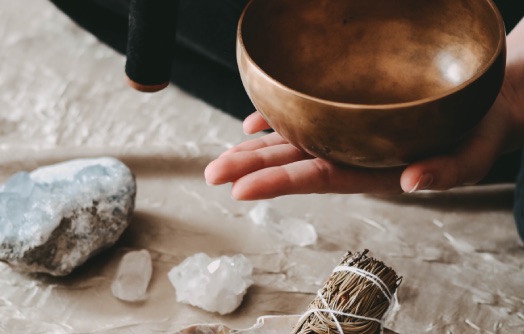 Bol tibétain et sauge pour un rituel