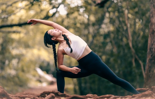 position de yoga de l'angle étendu, en pleine nature