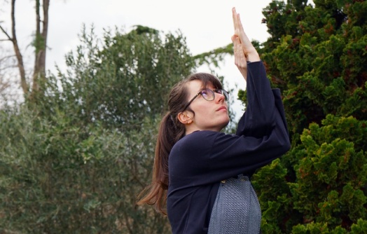 vision rapprochée d'une femme avec les bras dans la position de yoga de l'aigle