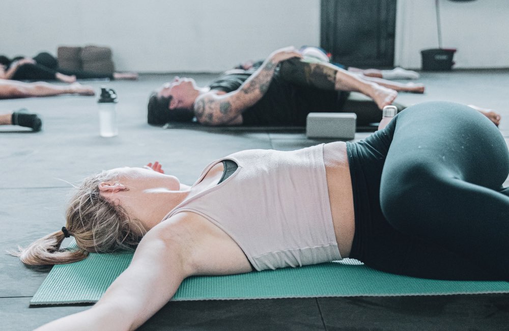 cours de yoga collectifs avec des torsions au sol