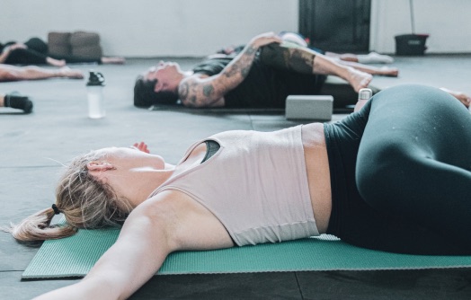 torsion au sol lors d'un cours de yoga collectif