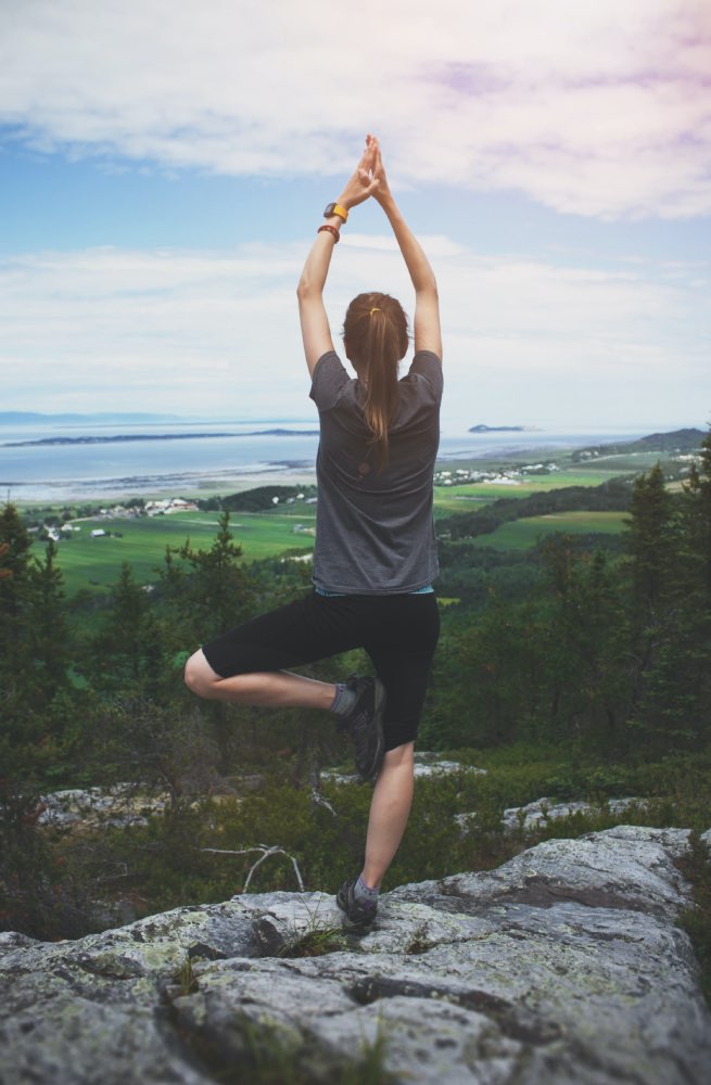 femme vue de dos dans la position de l'arbre