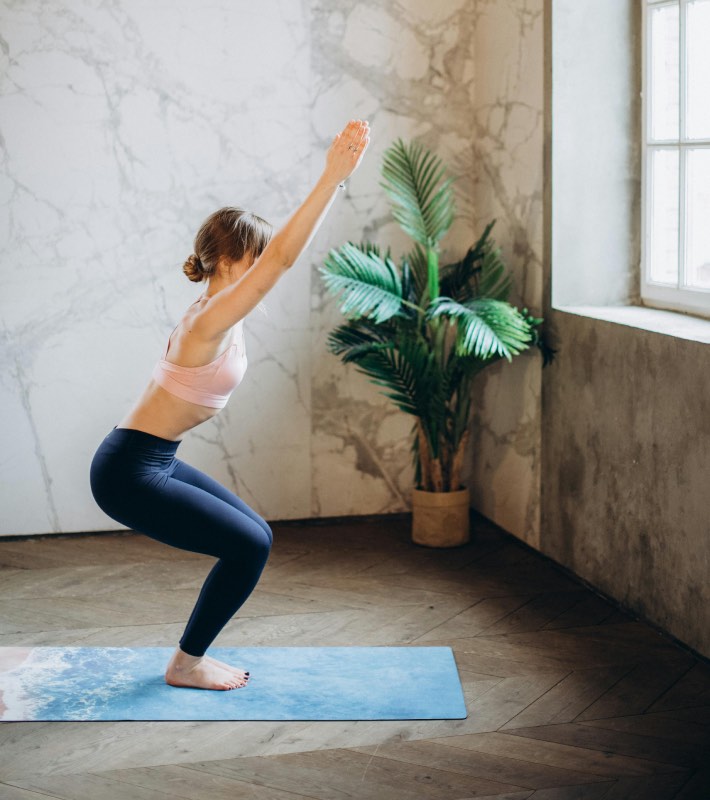 personne dans la position de yoga de la chaise