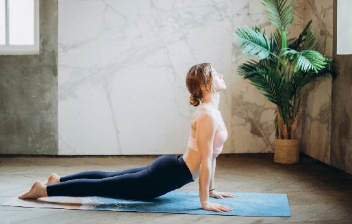 personne dans la position de yoga du chien tête en haut