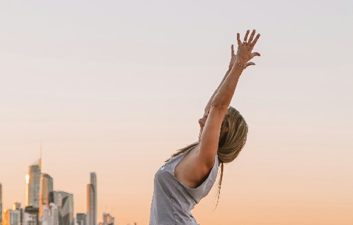 personne dans la position de yoga du croissant