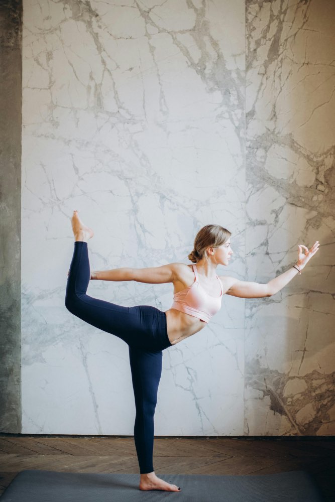 personne dans la position de yoga du danseur