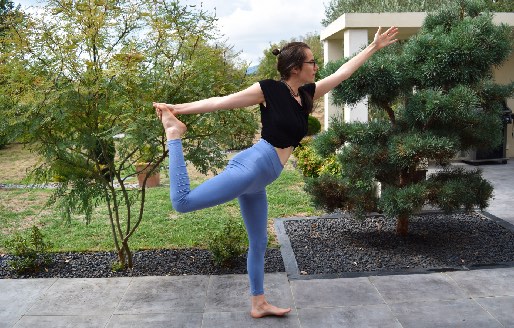 personne dans la position de yoga du danseur