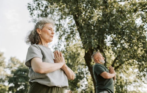 deux personnes dans la position de yoga de la montagne