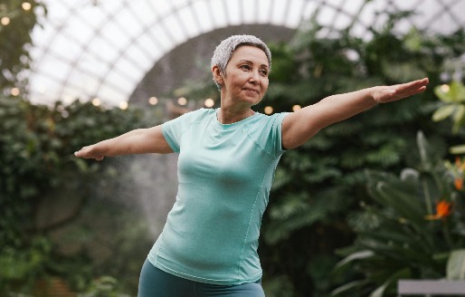 femme de 60 + dans la position de la guerrière 2