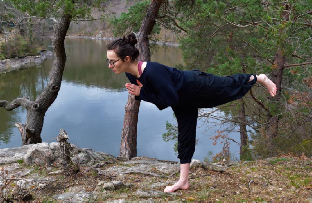 personne dans la position de yoga du guerrier 3