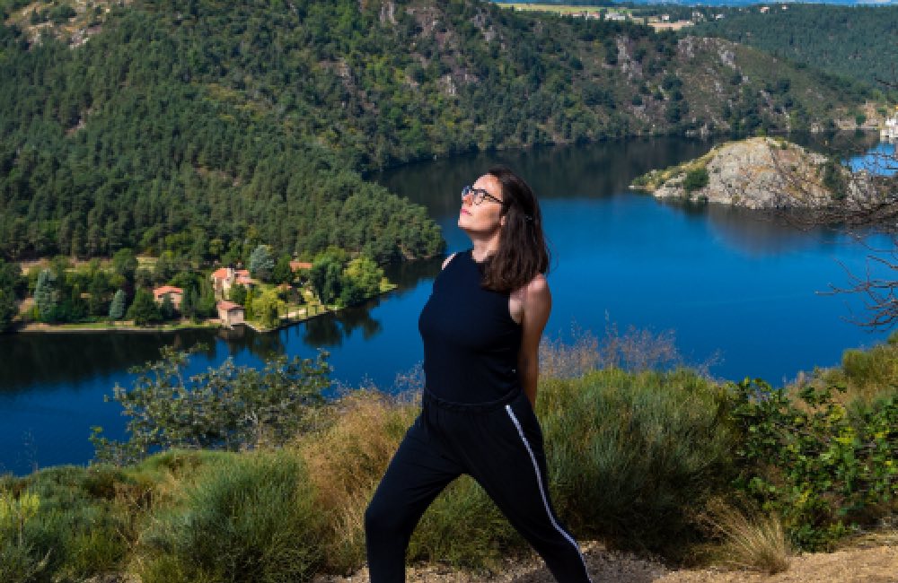 position de yoga de la guerrière avec les mains entrelacées dans le dos