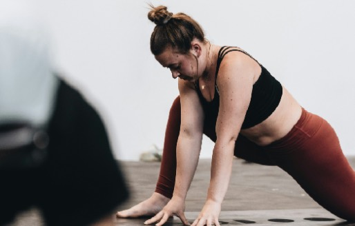 position de yoga du lézard