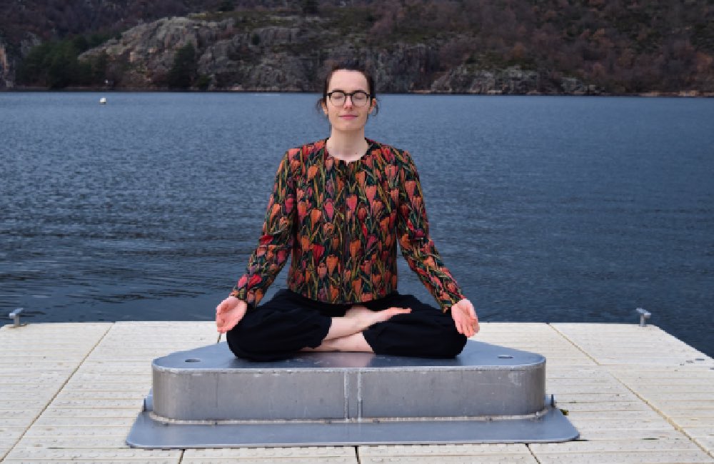 femme en méditation près d'un lac