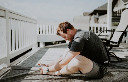 personne dans la position du papillon