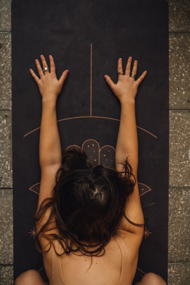 vu du dessus de quelqu'un dans la position de yoga de l'enfant