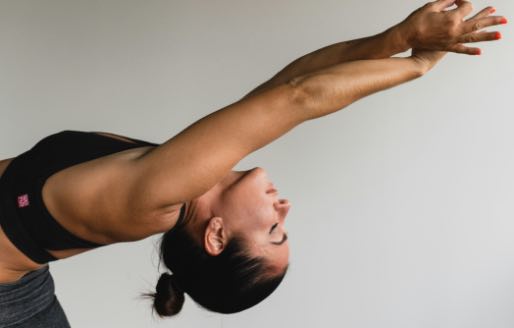 position de yoga de la montagne, le coeur ouvert