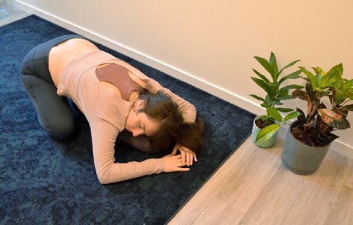 position de yoga de l'enfant avec un bolster