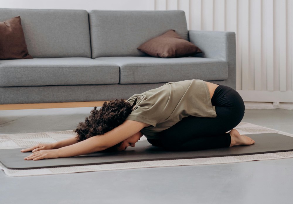 personne dans la position de yoga de balasana, position de l'enfant