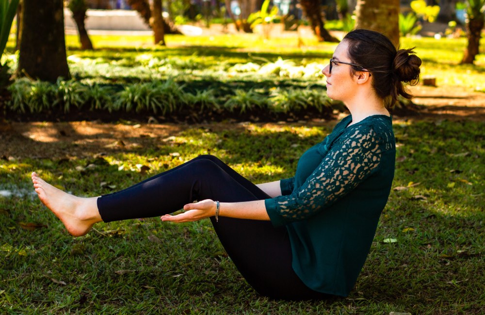 personne dans la position de yoga du bateau