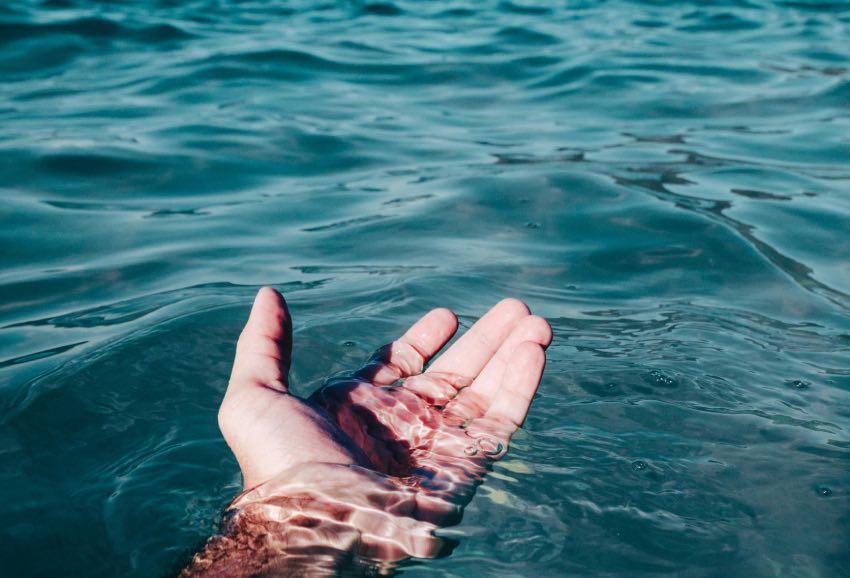 personne en train de nager dans l'eau