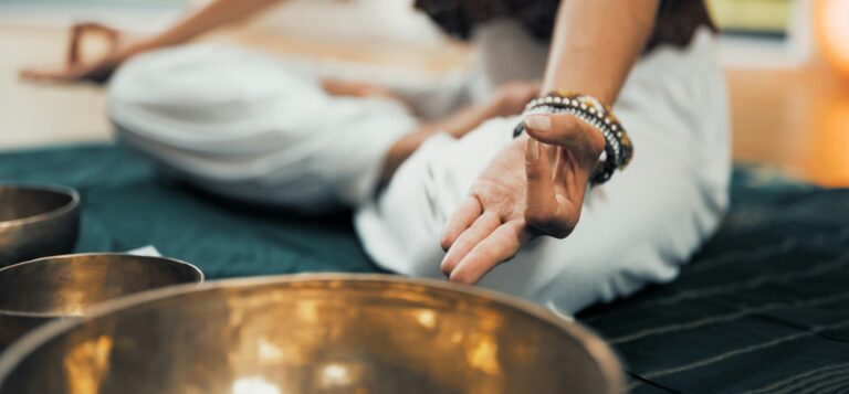 personne en méditation pour le chakra couronne