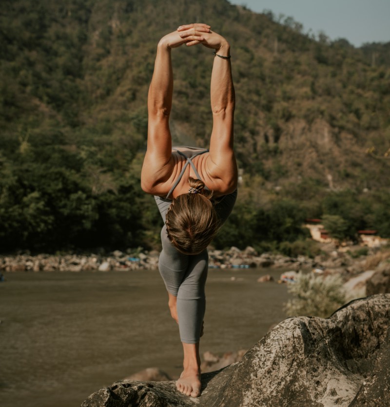 position de yoga de l'aigle pour équilibrer le chakra du 3e oeil