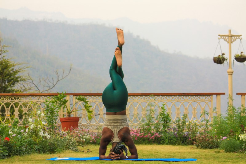 sirasasana, équilibre sur la tête pour aider à ouvrir le chakra couronne