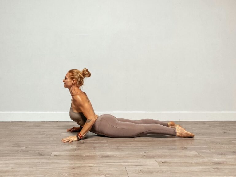 position de yoga ou de pilates du cobra
